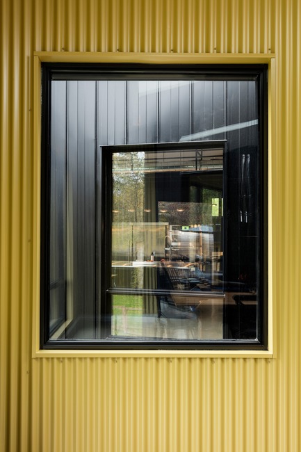 Press kit | 1332-03 - Press release | A Playful Rural Industrial Aesthetic - Tux Creative - Residential Architecture - Photo credit: Maxime Brouillet