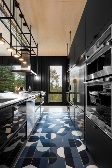 Press kit | 1332-03 - Press release | A Playful Rural Industrial Aesthetic - Tux Creative - Residential Architecture - Photo credit: Maxime Brouillet