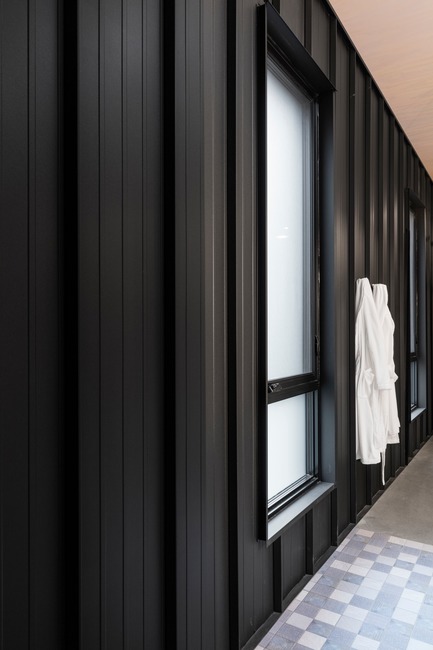 Press kit | 1332-03 - Press release | A Playful Rural Industrial Aesthetic - Tux Creative - Residential Architecture - Photo credit: Maxime Brouillet