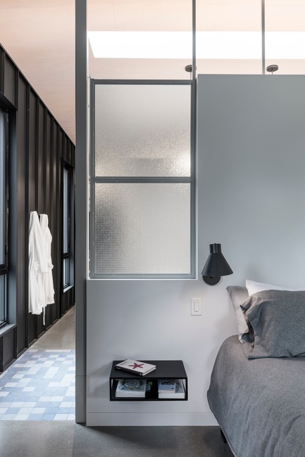 Press kit | 1332-03 - Press release | A Playful Rural Industrial Aesthetic - Tux Creative - Residential Architecture - Photo credit: Maxime Brouillet