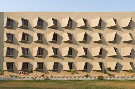 Press kit | 661-48 - Press release | World Architecture Festival 2018 – Day Two Winners of International Architectural Awards Announced - World Architecture Festival (WAF) - Competition - The ‘Large Scale Housing - Completed Buildings’ category, supported by GROHE, was won by Indian practice&nbsp;Sanjay Puri Architects&nbsp;for their project The Street in Matura, India. - Photo credit: Dinesh Mehta
