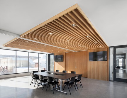 Dossier de presse | 1172-07 - Communiqué de presse | Hôtel de ville de Rigaud - Affleck de la Riva architectes - Architecture institutionnelle - Hôtel de ville de Rigaud - la salle du conseil - Crédit photo : Adrien Williams