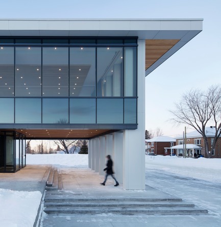 Dossier de presse | 1172-07 - Communiqué de presse | Hôtel de ville de Rigaud - Affleck de la Riva architectes - Architecture institutionnelle - Hôtel de ville de Rigaud - l'entrée - Crédit photo : Adrien Williams