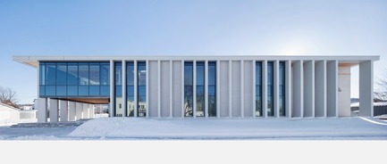 Dossier de presse | 1172-07 - Communiqué de presse | Hôtel de ville de Rigaud - Affleck de la Riva architectes - Architecture institutionnelle - Hôtel de ville de Rigaud - élévation nord - Crédit photo : Adrien Williams