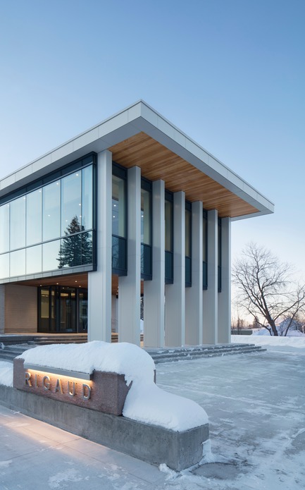 Dossier de presse | 1172-07 - Communiqué de presse | Hôtel de ville de Rigaud - Affleck de la Riva architectes - Architecture institutionnelle - Hôtel de ville de Rigaud - le parvis - Crédit photo : Adrien Williams