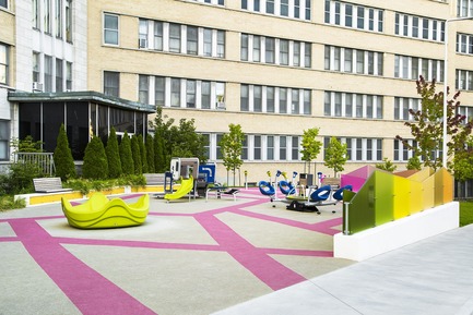 Dossier de presse | 673-21 - Communiqué de presse | Et les lauréats sont ! GRANDS PRIX DU DESIGN 12e édition - Agence PID - Concours -  Prix accessibilité universelle	<br>Parvis d'accueil du CHU Sainte-Justine	<br>Groupe BC2<br>  - Crédit photo : Carole Labrecque Immophoto <br>