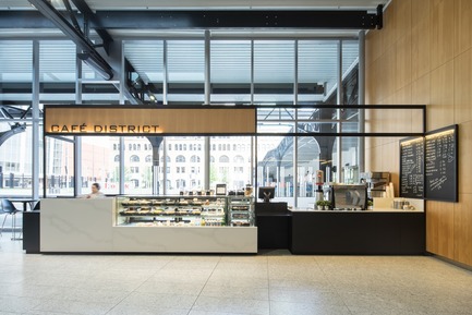 Dossier de presse | 673-21 - Communiqué de presse | Et les lauréats sont ! GRANDS PRIX DU DESIGN 12e édition - Agence PID - Concours -  Prix café et comptoir alimentaire	exaequo<br>Café District - Tour Deloitte	<br>Bipède<br>  - Crédit photo : Raphaël Thibodeau
