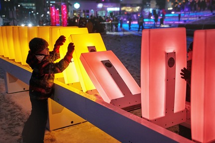 Press kit | 583-20 - Press release | Luminothérapie: domino effect is Brightening Up Place des Festivals This Winter - Quartier des Spectacles Partnership - Event + Exhibition - Luminothérapie- domino effect, by Ingrid Ingrid - Production : Quartier des Spectacles Partnership - Photo credit: Nicolas Gouin - l'Hibou