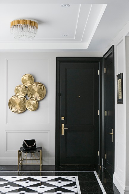 Dossier de presse | 2185-06 - Communiqué de presse | La Dolce Vita - Audax - Design d’intérieur résidentiel - Foyer: Nero Marquina and Bianco Crism custom floor.&nbsp; - Crédit photo : Erik Rotter&nbsp;