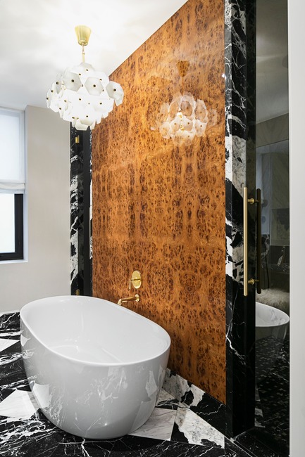 Dossier de presse | 2185-06 - Communiqué de presse | La Dolce Vita - Audax - Design d’intérieur résidentiel - Master Ensuite: Burled elm wood wall in a high gloss piano finish with Grand Antique black marble. - Crédit photo :  Erik Rotter&nbsp; 