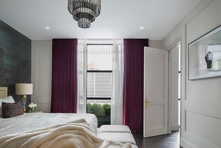 Dossier de presse | 2185-06 - Communiqué de presse | La Dolce Vita - Audax - Design d’intérieur résidentiel - Master Bedroom: Armani Casa wallpaper with Bordeaux red drapes.&nbsp; - Crédit photo : Erik Rotter&nbsp;