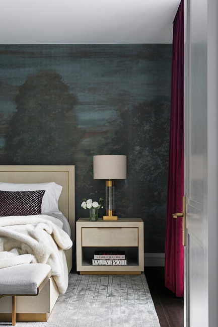 Dossier de presse | 2185-06 - Communiqué de presse | La Dolce Vita - Audax - Design d’intérieur résidentiel - Master Bedroom: Armani Casa wallpaper, Restoration Hardware shagreen nightstand and bed. - Crédit photo : Erik Rotter&nbsp;
