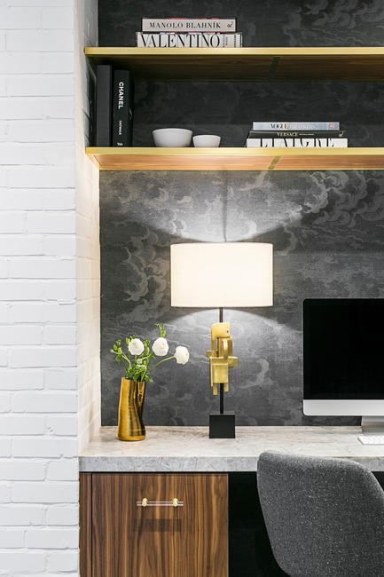 Dossier de presse | 2185-06 - Communiqué de presse | La Dolce Vita - Audax - Design d’intérieur résidentiel - Office: Nuvolette Wallpaper by Fornasetti, walnut millwork and leathered marble desk. - Crédit photo : Erik Rotter&nbsp;