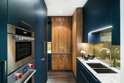 Dossier de presse | 2185-06 - Communiqué de presse | La Dolce Vita - Audax - Design d’intérieur résidentiel - Butler's Pantry: Blue laminate cabinetry accented by a walnut appliance garage. - Crédit photo : Erik Rotter&nbsp;