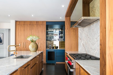 Dossier de presse | 2185-06 - Communiqué de presse | La Dolce Vita - Audax - Design d’intérieur résidentiel -  Kitchen: Subzero stove with a polished brass hood. Fior di Pesco Marble. Walnut and blue laminate cabinetry.&nbsp;  - Crédit photo : Erik Rotter&nbsp;