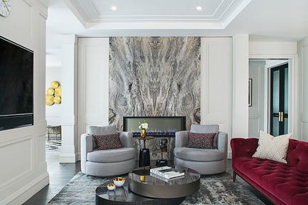 Dossier de presse | 2185-06 - Communiqué de presse | La Dolce Vita - Audax - Design d’intérieur résidentiel - Main Living Room: Restoration Hardware swivel chairs and tufted red sofa with custom-made pillows. Book-matched polished marble (Silver Galaxy) fireplace mantle. Minotti coffee table. - Crédit photo : Erik Rotter&nbsp;