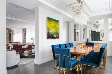 Dossier de presse | 2185-06 - Communiqué de presse | La Dolce Vita - Audax - Design d’intérieur résidentiel -  Dining Room: Jonathan Adler rialto navy chairs with brass frames and polished rosewood dining room table with antique brass base. Restoration Hardware chandelier with Audax custom-designed Donatello console.  - Crédit photo : Erik Rotter&nbsp;