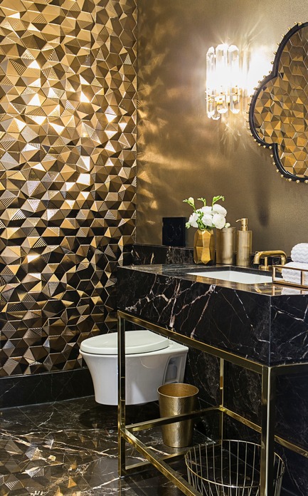 Dossier de presse | 2185-06 - Communiqué de presse | La Dolce Vita - Audax - Design d’intérieur résidentiel - Powder Room: Gold Umbrella Hex wall tile with Noir Saint-Laurent custom vanity and brass plumbing fixtures. - Crédit photo : Erik Rotter&nbsp;