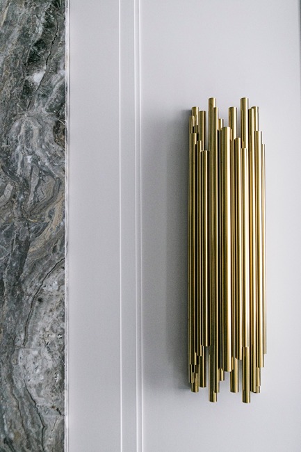Dossier de presse | 2185-06 - Communiqué de presse | La Dolce Vita - Audax - Design d’intérieur résidentiel - Hallway: Wall Sconce - Crédit photo : Erik Rotter&nbsp;