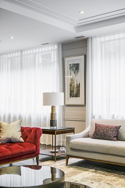 Dossier de presse | 2185-06 - Communiqué de presse | La Dolce Vita - Audax - Design d’intérieur résidentiel - Main Living Room: Restoration Hardware tufted red sofa and love seat with custom-made pillows. Minotti Coffee Table. - Crédit photo : Erik Rotter&nbsp;