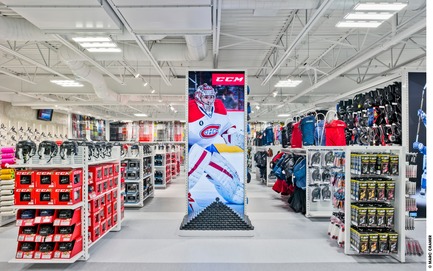 Dossier de presse | 3211-03 - Communiqué de presse | Sportium Saint-Hubert - INDESIGN inc CONRATH architecte - Architecture commerciale - Départements de hockey et patins - Crédit photo : Marc Cramer