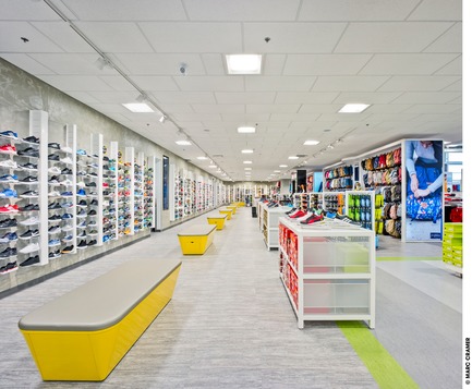 Dossier de presse | 3211-03 - Communiqué de presse | Sportium Saint-Hubert - INDESIGN inc CONRATH architecte - Architecture commerciale - Département de chaussures - Crédit photo : Marc Cramer