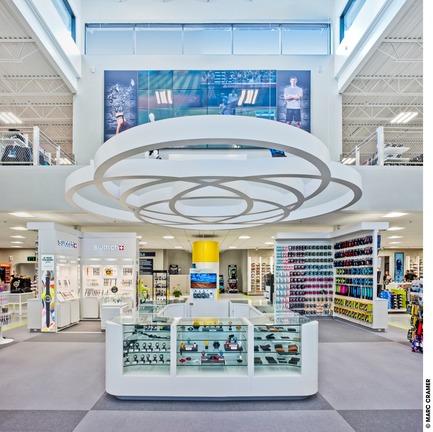 Dossier de presse | 3211-03 - Communiqué de presse | Sportium Saint-Hubert - INDESIGN inc CONRATH architecte - Architecture commerciale - Produits électroniques - Crédit photo : Marc Cramer