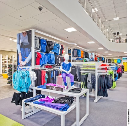 Dossier de presse | 3211-03 - Communiqué de presse | Sportium Saint-Hubert - INDESIGN inc CONRATH architecte - Architecture commerciale - Zone mode enfants - Crédit photo : Marc Cramer