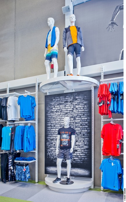 Dossier de presse | 3211-03 - Communiqué de presse | Sportium Saint-Hubert - INDESIGN inc CONRATH architecte - Architecture commerciale - Vitrine mode masculine - Crédit photo : Marc Cramer