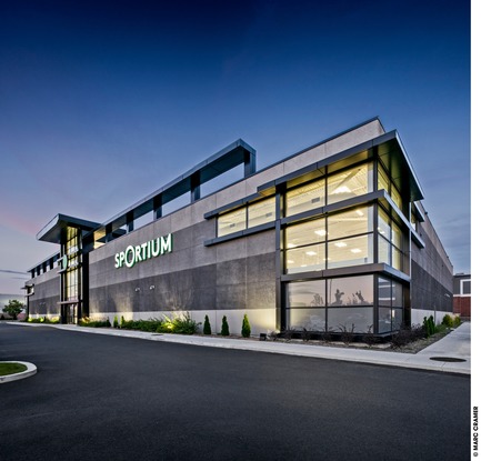 Dossier de presse | 3211-03 - Communiqué de presse | Sportium Saint-Hubert - INDESIGN inc CONRATH architecte - Architecture commerciale - Vue en perspective de la façade - Crédit photo : Marc Cramer