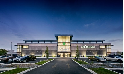 Dossier de presse | 3211-03 - Communiqué de presse | Sportium Saint-Hubert - INDESIGN inc CONRATH architecte - Architecture commerciale - Vue de la façade en élévation - Crédit photo : Marc Cramer