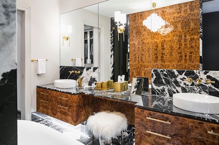 Dossier de presse | 2185-06 - Communiqué de presse | La Dolce Vita - Audax - Design d’intérieur résidentiel - Master Ensuite:&nbsp;&nbsp;Grand Antique black marble double vanity with brass fixtures. - Crédit photo : Erik Rotter&nbsp;