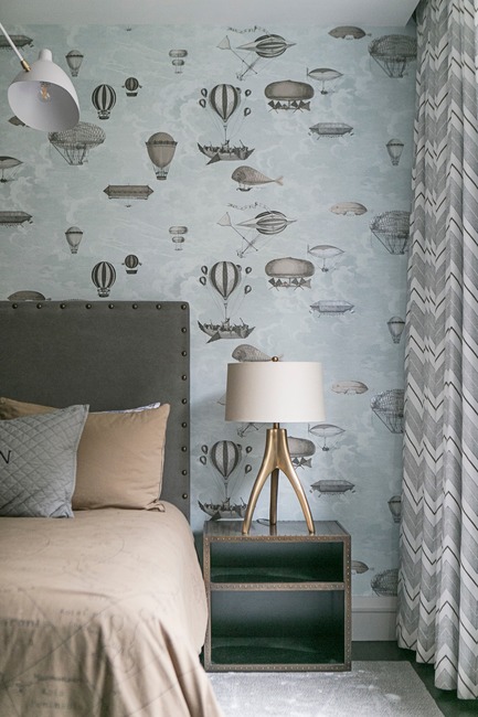 Dossier de presse | 2185-06 - Communiqué de presse | La Dolce Vita - Audax - Design d’intérieur résidentiel - Children's Bedroom: Fornasetti wallpaper by Cole and Son. - Crédit photo : Erik Rotter&nbsp;