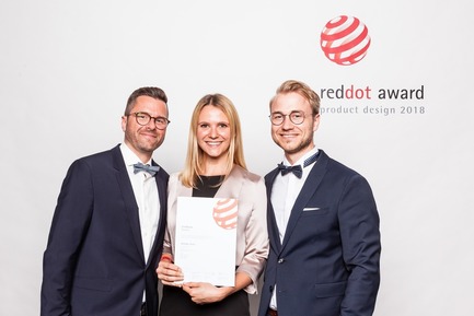 Dossier de presse | 1696-23 - Communiqué de presse | Last Chance for Designers and Companies - Register for the Red Dot Award: Product Design Before 1 February - Red Dot Design Award - Concours - Proud winners with their certificate<br> - Crédit photo : Red Dot<br>