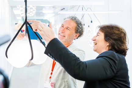 Dossier de presse | 1696-23 - Communiqué de presse | Last Chance for Designers and Companies - Register for the Red Dot Award: Product Design Before 1 February - Red Dot Design Award - Concours - Werner Aisslinger and Luisa Bocchietto while evaluating a lamp <br> - Crédit photo : Red Dot<br>