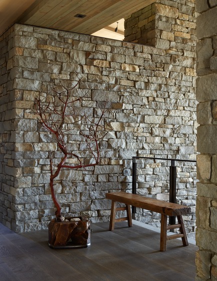 Dossier de presse | 3624-01 - Communiqué de presse | Hillside Sanctuary - Hoedemaker Pfeiffer - Architecture résidentielle -  A pair of thick stone walls in the main home separates the main level into public and private realms and flanks a central stone staircase.&nbsp;&nbsp;  - Crédit photo : Kevin Scott