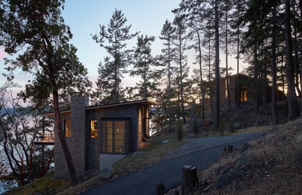 Dossier de presse | 3624-01 - Communiqué de presse | Hillside Sanctuary - Hoedemaker Pfeiffer - Architecture résidentielle -  Guest house and main home overlooking Puget Sound at sunset.  - Crédit photo : Kevin Scott