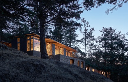 Dossier de presse | 3624-01 - Communiqué de presse | Hillside Sanctuary - Hoedemaker Pfeiffer - Architecture résidentielle -  Taking full advantage of sweeping views of Puget Sound, the main home is sited on a small plateau high on top of a steeply-sloping hillside.&nbsp;&nbsp;&nbsp;  - Crédit photo : Kevin Scott