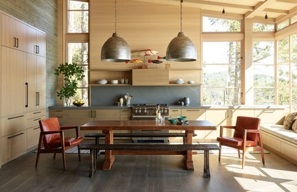 Dossier de presse | 3624-01 - Communiqué de presse | Hillside Sanctuary - Hoedemaker Pfeiffer - Architecture résidentielle -  Kitchen in main home.  - Crédit photo : Kevin Scott