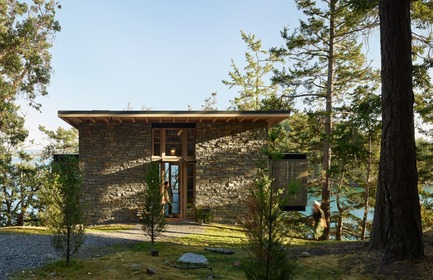 Dossier de presse | 3624-01 - Communiqué de presse | Hillside Sanctuary - Hoedemaker Pfeiffer - Architecture résidentielle -  The main entry of the guest house offers ease of access to the project’s public spaces through a simple, full-height opening cut into the stone volume’s north elevation.&nbsp;  - Crédit photo : Kevin Scott