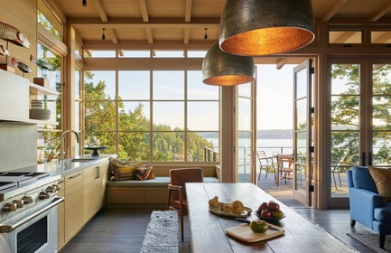 Dossier de presse | 3624-01 - Communiqué de presse | Hillside Sanctuary - Hoedemaker Pfeiffer - Architecture résidentielle -   View from the kitchen in main home.  - Crédit photo : Kevin Scott