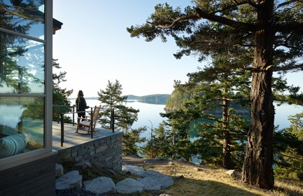 Dossier de presse | 3624-01 - Communiqué de presse | Hillside Sanctuary - Hoedemaker Pfeiffer - Architecture résidentielle -  &nbsp;View of Puget Sound from the main home.   - Crédit photo : Kevin Scott
