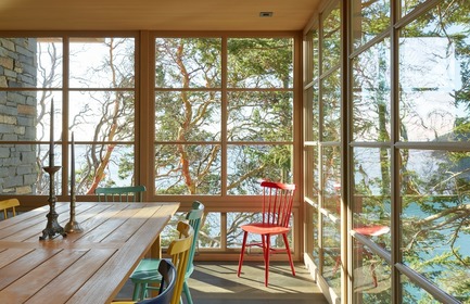 Dossier de presse | 3624-01 - Communiqué de presse | Hillside Sanctuary - Hoedemaker Pfeiffer - Architecture résidentielle -  Dining room in guest house.  - Crédit photo : Kevin Scott