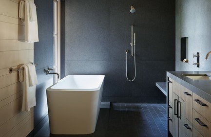 Dossier de presse | 3624-01 - Communiqué de presse | Hillside Sanctuary - Hoedemaker Pfeiffer - Architecture résidentielle -  The master bath occupies the stone bar at the rear of the house but projects beyond to afford a view to the water from the bath and shower.  - Crédit photo : Kevin Scott