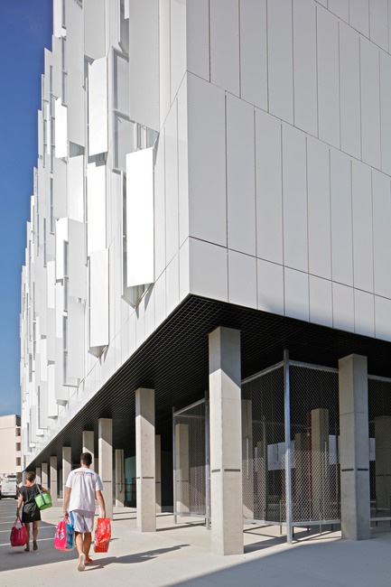 Dossier de presse | 3622-01 - Communiqué de presse | Résidence universitaire Olympe de Gouges - ppa • architectures + Scalene + AFA - Architecture résidentielle -                    Entrée bâtiment de logements étudiants        - Crédit photo : Philippe Ruault