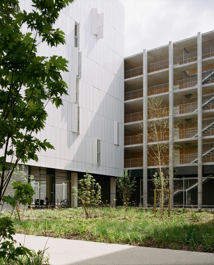 Dossier de presse | 3622-01 - Communiqué de presse | Résidence universitaire Olympe de Gouges - ppa • architectures + Scalene + AFA - Architecture résidentielle -                    Les nouveaux volumes bâtis sont suspendus au-dessus du sol pour faciliter les usages communs du campus       - Crédit photo : Antoine Seguin<br>