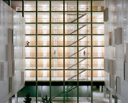 Dossier de presse | 3622-01 - Communiqué de presse | Résidence universitaire Olympe de Gouges - ppa • architectures + Scalene + AFA - Architecture résidentielle - Larges coursives (prolongement vertical du campus). Généreuses et appropriables, elles distribuent et prolongent l’espace de vie intime des logements - Crédit photo : Antoine Seguin <br>