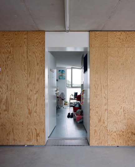 Dossier de presse | 3622-01 - Communiqué de presse | Résidence universitaire Olympe de Gouges - ppa • architectures + Scalene + AFA - Architecture résidentielle -                    Entrée d'un logement       - Crédit photo : Antoine Seguin<br>