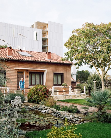 Dossier de presse | 3622-01 - Communiqué de presse | Résidence universitaire Olympe de Gouges - ppa • architectures + Scalene + AFA - Architecture résidentielle -                    Vue depuis le jardin d'un voisin       - Crédit photo : Antoine Seguin<br>