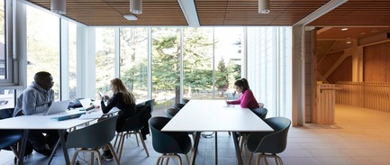 Dossier de presse | 2317-05 - Communiqué de presse | Step Change in Building Design for the University of Nottingham - Make Architects - Architecture institutionnelle - The more informal learning and social spaces are located around the perimeter of the building - Crédit photo : Make Architects